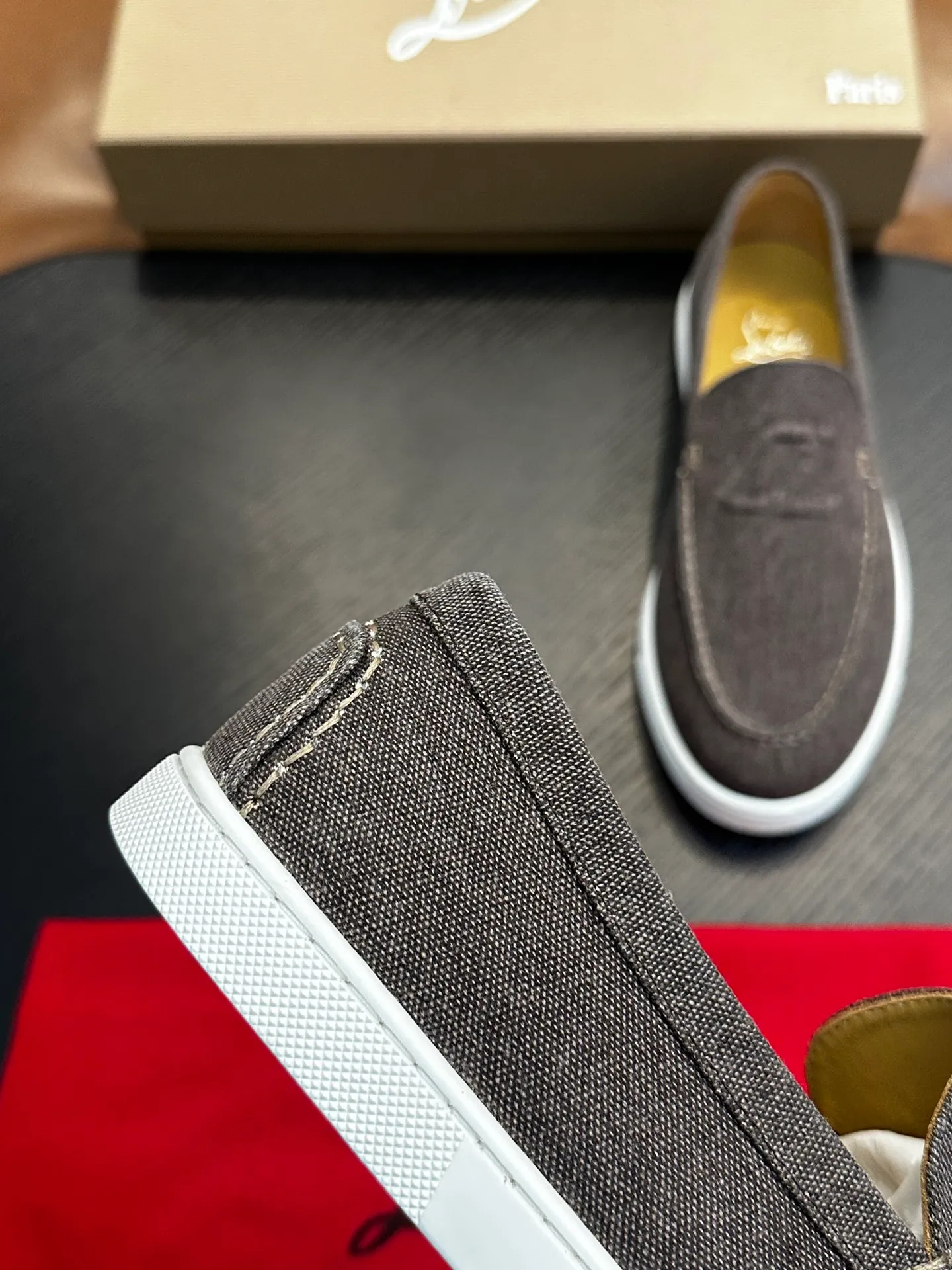 P760💰Christian Louboutin (red-soled shoes) Italian men’s casual sneakers are shipped! Each pair of shoes from this Italian handmade shoe brand has a simple and classic design, which is very comfortable and versatile! The upper fabric of this shoe is made of imported cowhide, with high-end and comfortable cowhide lining! The outsole is made of original rubber bottom sheets and is lined with cowhide! Brand-specific molded footbed, exclusive private mold control! Original box packaging, with shoe storage bag! 39 40 41 42 43 44 (38 45 46 customized)